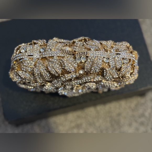 DOLLI golden magnetic hand clutch - Picture 4 of 8